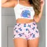 Modelo vestindo baby doll rosa com estampa do Stitch, blusa de alcinha e short confortável