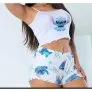 Modelo com baby doll branco e estampa azul do Stitch, ideal para o verão