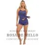 Modelo usando baby doll estampado azul com estrelas vermelhas da Rosa de Mello, segurando a blusinha para mostrar o tecido