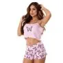 Modelo com baby doll de borboletas — conjunto rosa claro com estampa de borboletas pretas