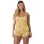 Modelo com baby doll amarelo estampa Snoopy, conjunto de alcinha e short para verão