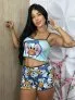 Mulher vestindo baby doll azul com estampa do personagem Pato Donald