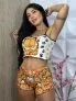 Modelo com baby doll do Garfield — blusa branca com estampa do personagem e short laranja com estampa combinando