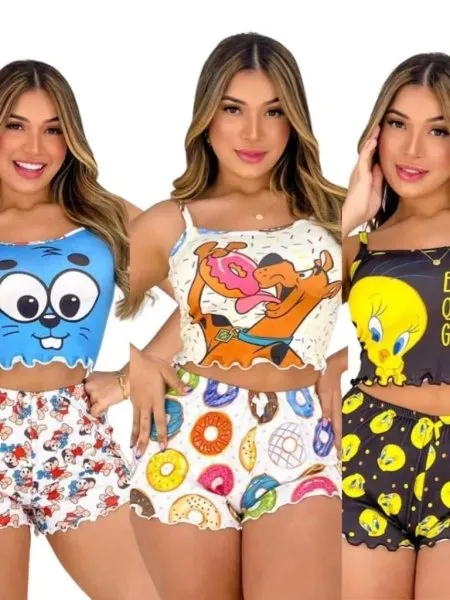 Três modelos com baby dolls de Scooby-Doo com donuts, personagem animado azul e estampa 
