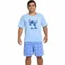 Homem vestindo pijama azul do Stitch, camiseta e shorts combinando com estampa divertida