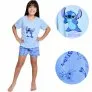 Menina sorridente com pijama azul do Stitch, em destaque os detalhes da camiseta e shorts