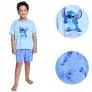 Menino usando pijama azul do Stitch com camiseta e shorts estampados, com close dos detalhes da estampa