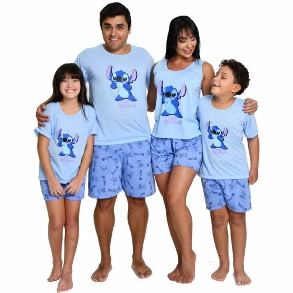 Família com quatro integrantes (pai, mãe, filho e filha) usando pijamas combinando do Stitch em azul, todos sorrindo