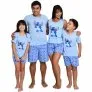 Família com quatro integrantes (pai, mãe, filho e filha) usando pijamas combinando do Stitch em azul, todos sorrindo