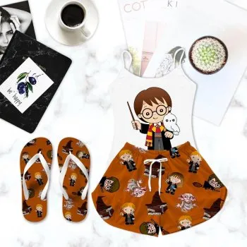 Conjunto feminino baby doll com estampa do Harry Potter acompanhado de chinelos combinando, em um cenário com café, revistas e óculos escuros