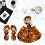 Conjunto feminino baby doll com estampa do Harry Potter acompanhado de chinelos combinando, em um cenário com café, revistas e óculos escuros