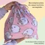 Saquinho rosa com estampa de ovelhas brancas oferecido como brinde em compras acima de 5 peças