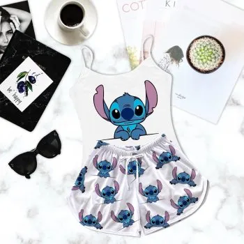 Conjunto de pijama feminino com estampa do Stitch exibido sobre superfície branca ao lado de café, óculos escuros e revistas