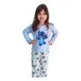 Criança em pé com pijama azul do Stitch, composto por blusa de manga longa e calça estampada com o personagem