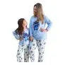 Mãe e filha em pé usando conjunto de pijamas azul com estampa do Stitch, posando de mãos dadas e sorrindo