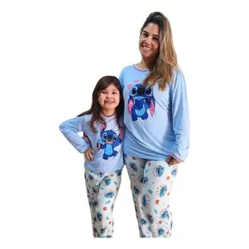 Mãe e filha juntas usando pijamas azul claro do Stitch com manga longa e calça estampada, sorrindo para a câmera